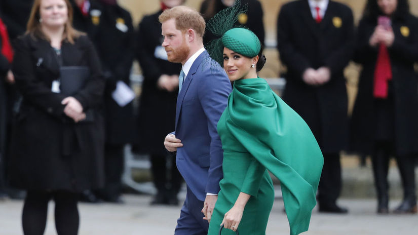 Princ Harry a jeho manželka Meghan, oblečená v...