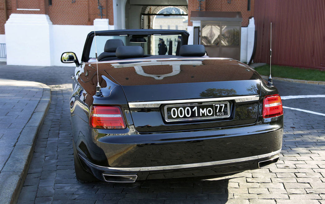 Plátenná skladacia strecha je uložená pod...