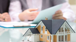 Hypotéky sa držia dole