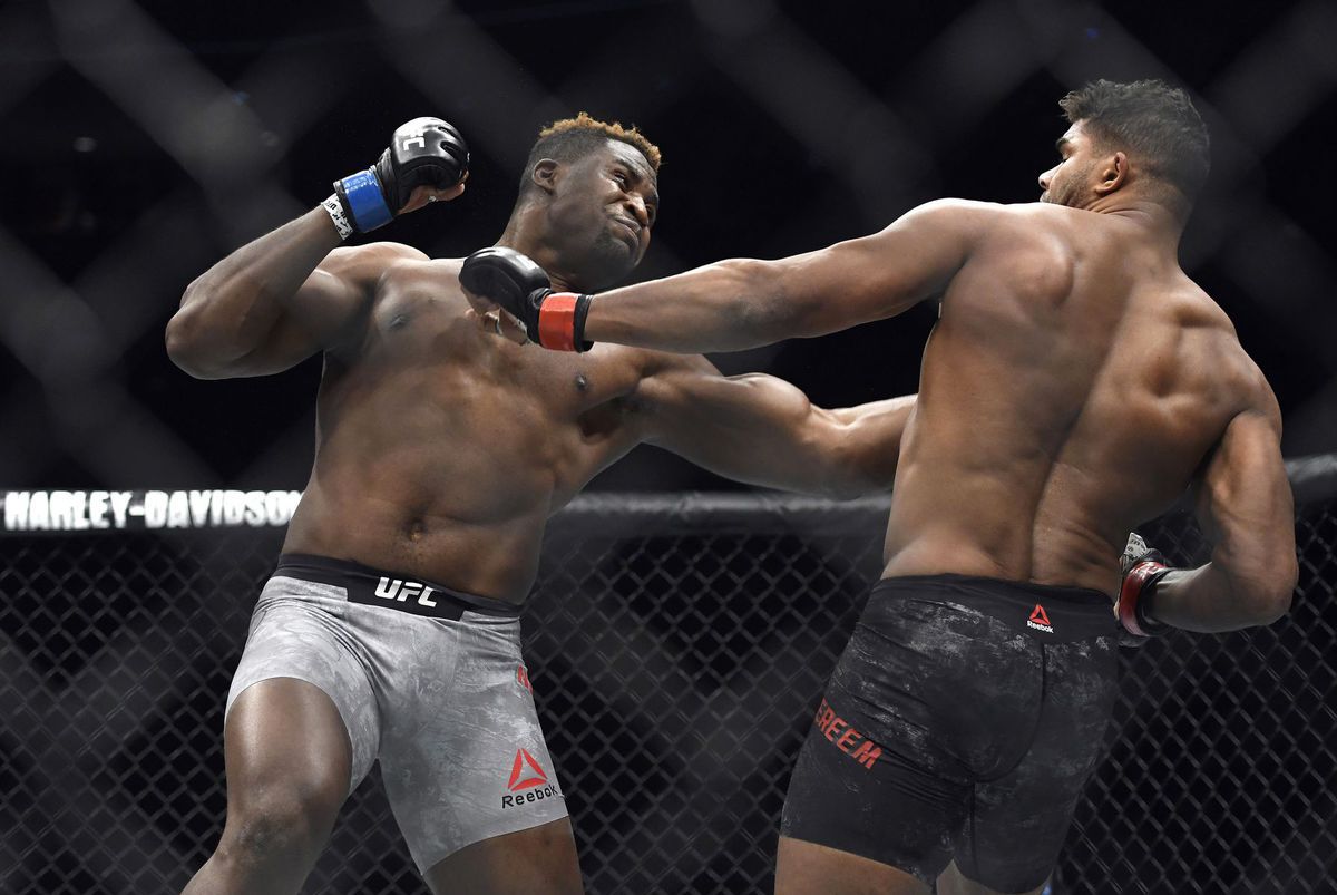Francis Ngannou (vľavo) si ide po titul UFC v...