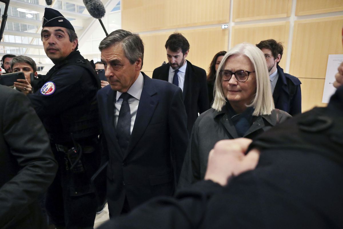 Bývalý francúzsky premiér Francois Fillon a...