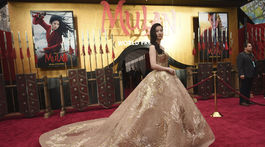 Herečka Yifei Liu, ústredná hrdinka filmu Mulan v kreácii Elie Saab Haute Couture.