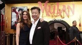 Režisérka Niki Caro na premiére filmu Mulan s hercom Tzi Ma.