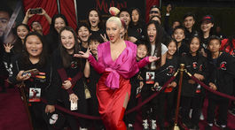 Speváčka Christina Aguilera pózuje so študentmi Wushu Action Star Academy.