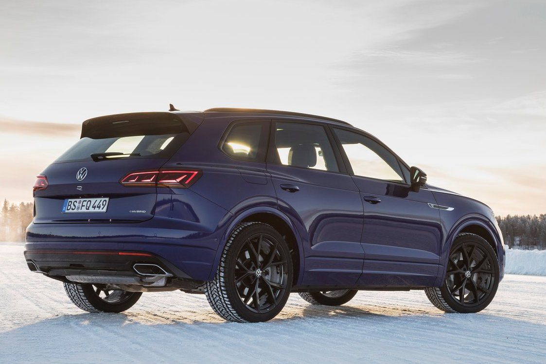 Vzadu nechýbajú dve lichobežníkové koncovky...