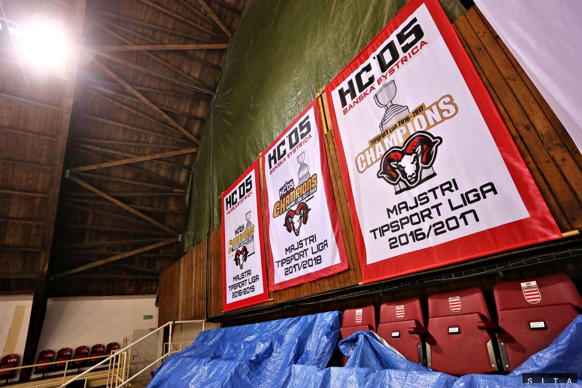 Prázdna tribúna na zimnom štadióne v Banskej...