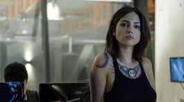 Herečka Eiza Gonzalez na zábere z filmu Bloodshot.