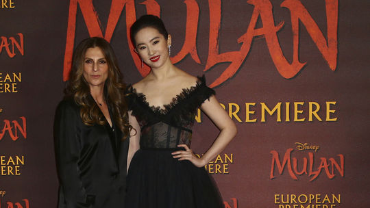 Herečka Yifei Liu a režisérka Niki Caro...