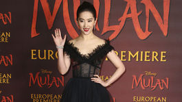 Herečka Yifei Liu na premiére filmu Mulan v Londýne. Oblečená v kreácii Elie Saab. 