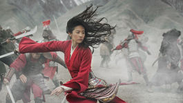 Herečka Yifei Liu na zábere z filmu Mulan."