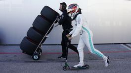 Odložili štyri Veľké ceny. Šéf F1 reagoval na ostrú kritiku Hamiltona 