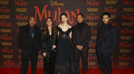 Zľava: Herec Ron Yuan, režisér Niki Caro, herečka Yifei Liu a herci Jason Scott Lee a Yoson An predstavili v Londýne rozprávku Mulan. 