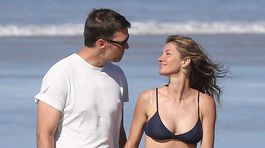 Brazílska topmodelka Gisele Bündchen a jej manžel Tom Brady na pláži v Kostarike. 