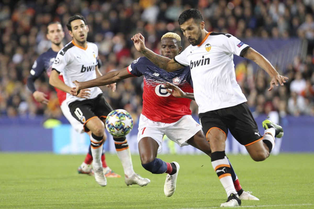 Ezequiel Garay (vpravo) v drese Valencie.