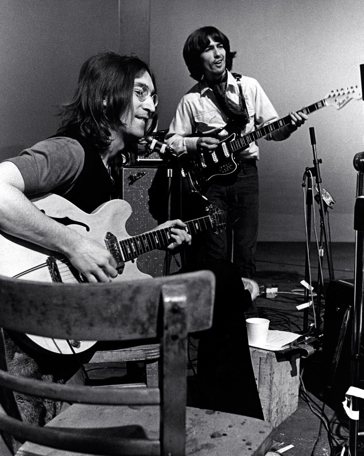 John Lennon a George Harrison pri nahrávaní...