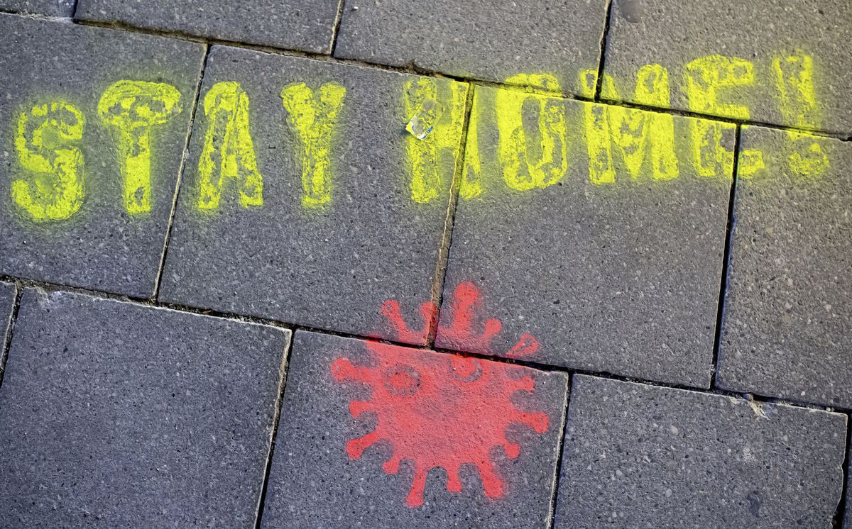 Graffiti s názvom "Ostaňte...