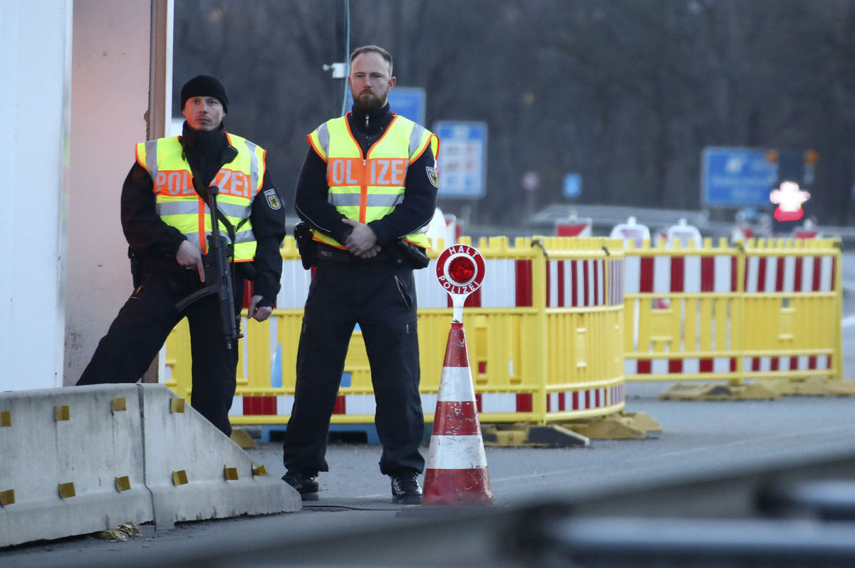 Nemeckí policajti hliadkujú na nemecko-rakúskej...