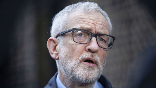 Britskí labouristi pozastavili exlídrovi Corbynovi členstvo za antisemitizmus