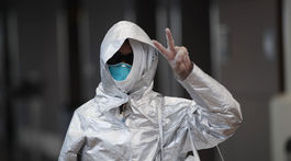 Muž na letisku v americkom Denveri ukazuje...