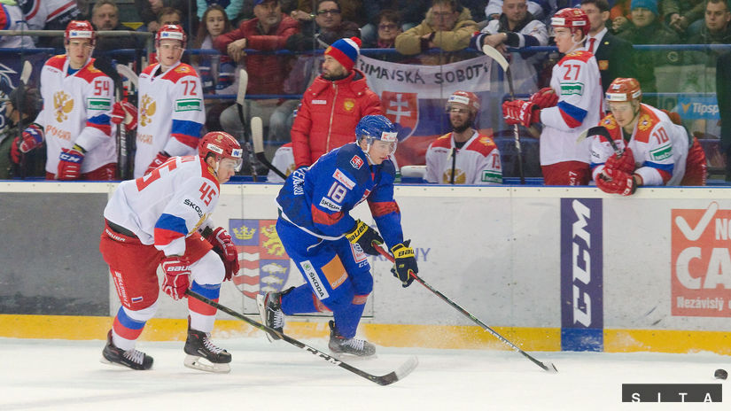 Kristián Pospíšil (18) uniká v zápase s Ruskom...