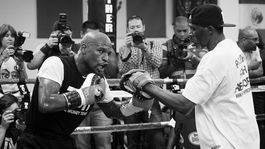 Box mu zničil mozog. Mayweather smúti za trénerom a šampiónom