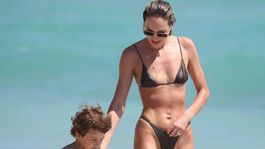 Sexi krivky v mini-bikinách! Izolácia pre túto krásnu mamičku zatiaľ neplatí...