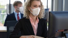 Úrady pracujú v obmedzenom režime. Ako vybaviť jednotlivé dávky?