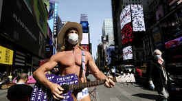 Nahý kovboj? Aj on skončil s rúškom, v prázdnych uliciach New Yorku...