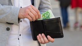 Ľudia čakajú na peniaze od štátu už týždne