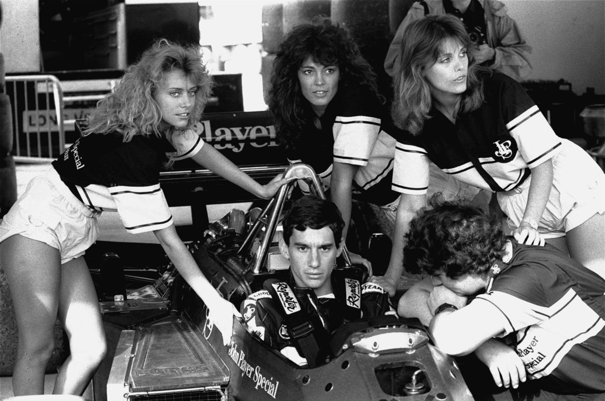 Apríl 1986. Ayrton Senna s hosteskami počas...
