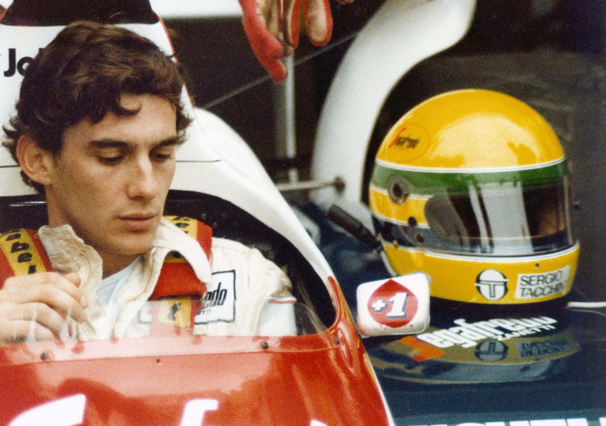 Ayrton Senna a jeho slávna žltá prilba.