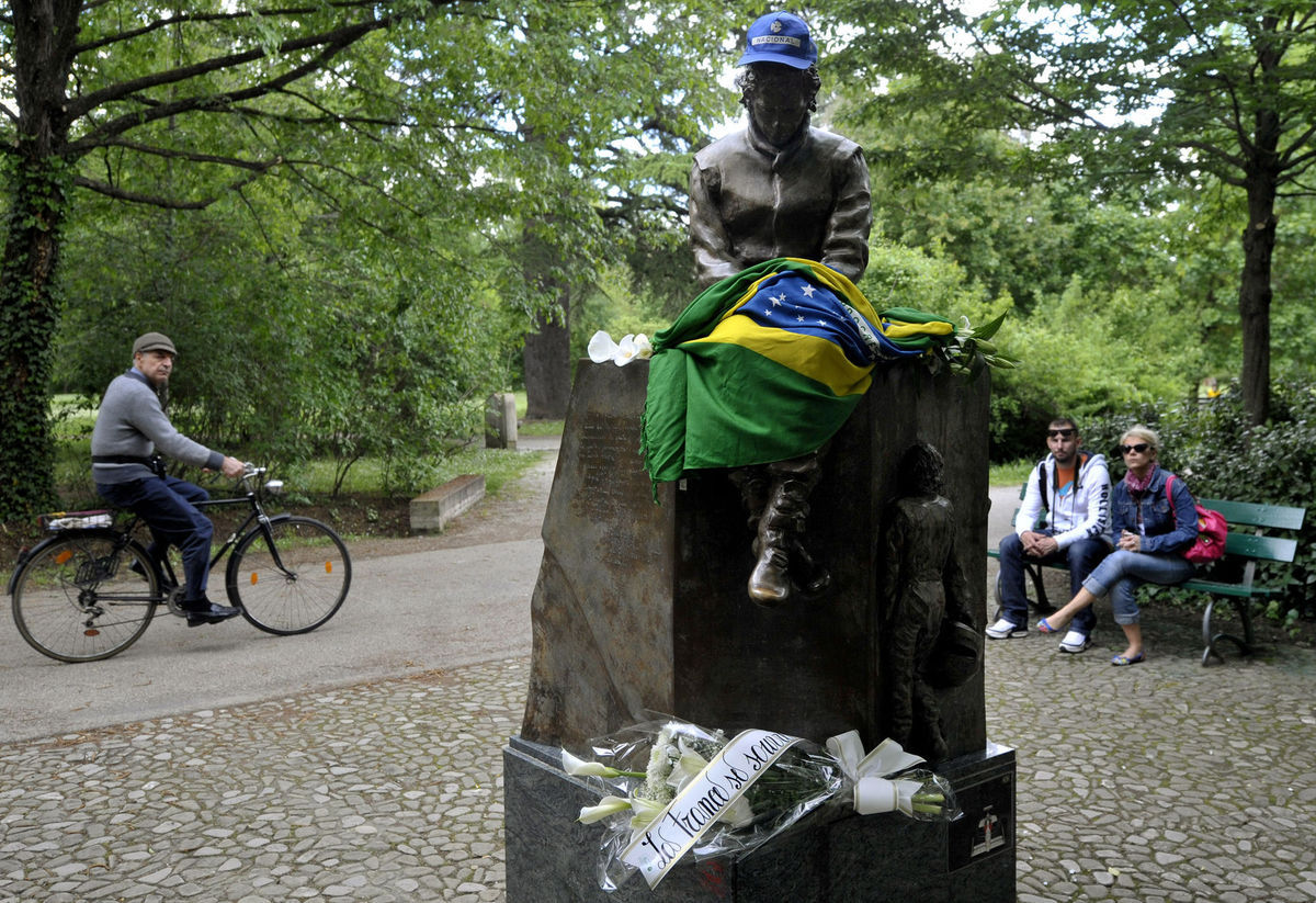 Socha Ayrtona Sennu v parku neďaleko okruhu v...
