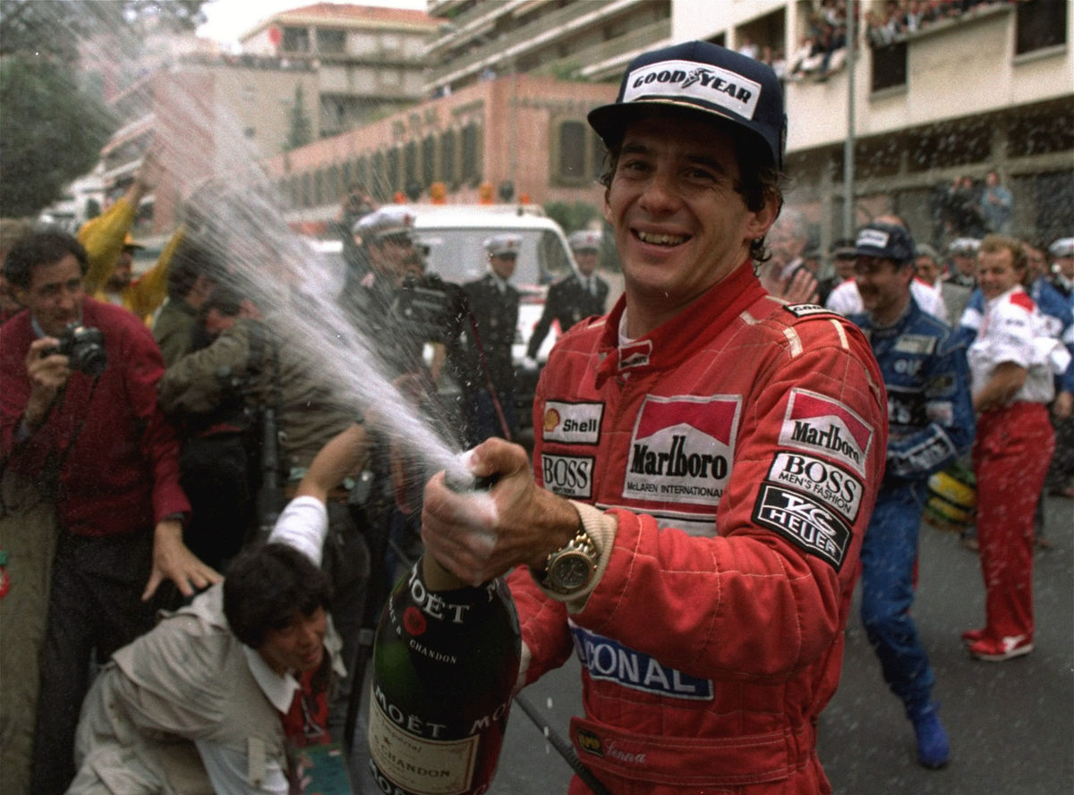 Máj 1990. Ayrton Senna oslavuje triumf na...