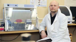 Virológ Klempa: Negatívny test nie je dôkazom neinfekčnosti