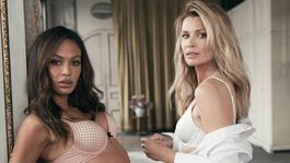 Modelky Joan Smalls (vľavo) a Daniela Peštová v kampani Body by Victoria's Secret. 