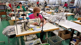 Rúška sú nedostatkový tovar. Dodať ich majú aj neznáme firmy