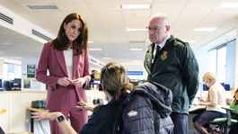 Bez rúšok!? Tak prišli Kate s Williamom medzi záchranárov