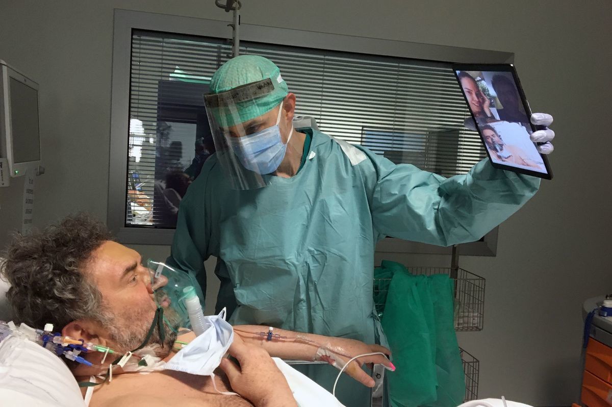 Doktor Matteo Flippini drží tablet pre svojho...