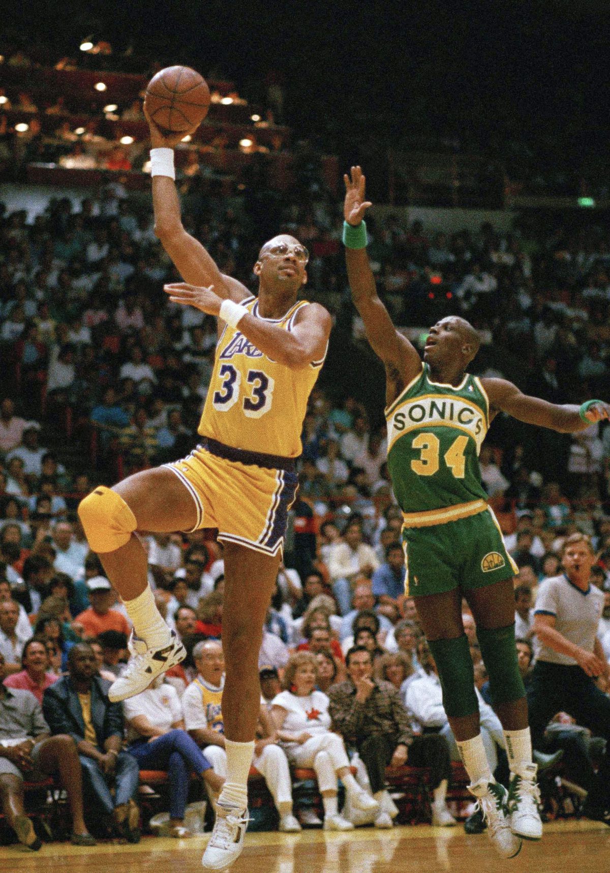Kareem Abdul-Jabbar (vľavo) predvádza svoju...