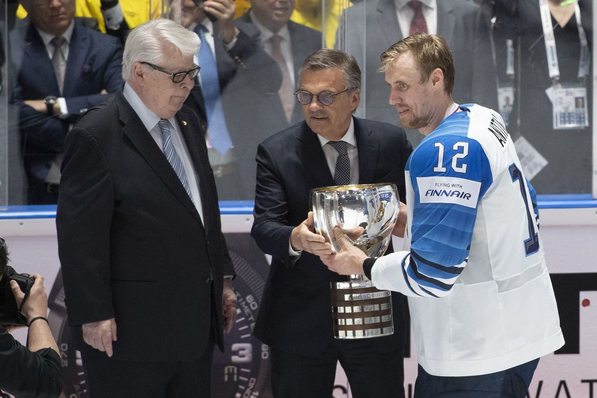 Prezident IIHF René Fasel (uprostred) vlani v...