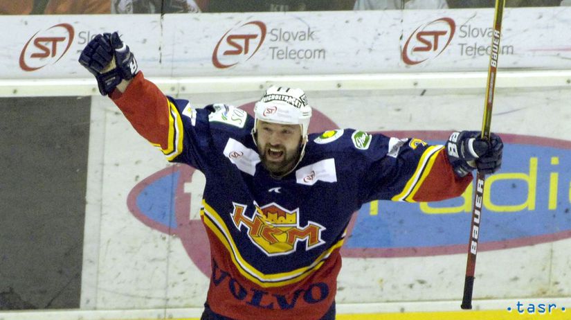 Vlastimil Plavucha v drese Zvolena.