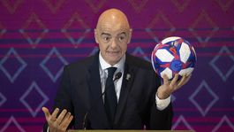 S miernymi príznakmi. Nakazený je aj šéf FIFA Infantino