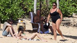 Útek na Havaj? Brosnan tam vzal kyprú polovičku aj časť rodiny, užívajú si more