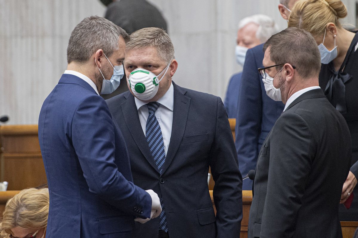 Opoziční poslanci a expremiéri Peter Pellegrini...