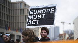 Ekonomika eurozóny klesne menej, ako naznačujú najpesimistickejšie predpovede