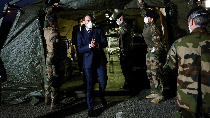 Francúzsky prezident Emmanuel Macron s...