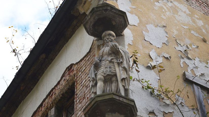 Socha sv. Štefana na severnom prečelí kaštieľa...