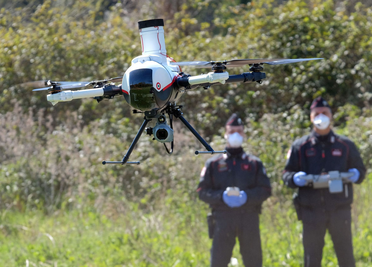 Talianski Carabinieri (polícia) s dronom na...