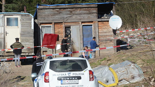 Prokurátor v kauze policajnej razie v osade ustúpil od obžaloby u piatich Rómov