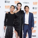Herečka Angelina Jolie a jej adoptívni synovia - Maddox Jolie-Pitt (vľavo) a Pax Jolie-Pitt.